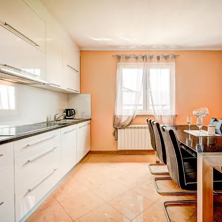 Apartamento Tommy-2 By Interhome